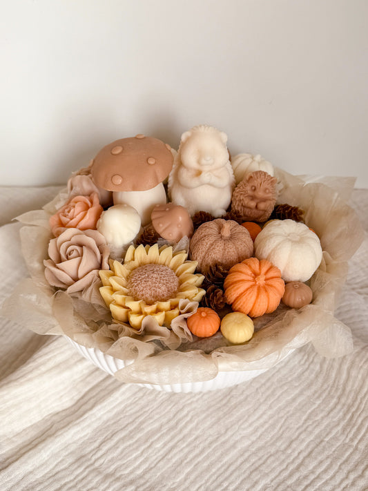 Herbstschale aus Wachsblüten