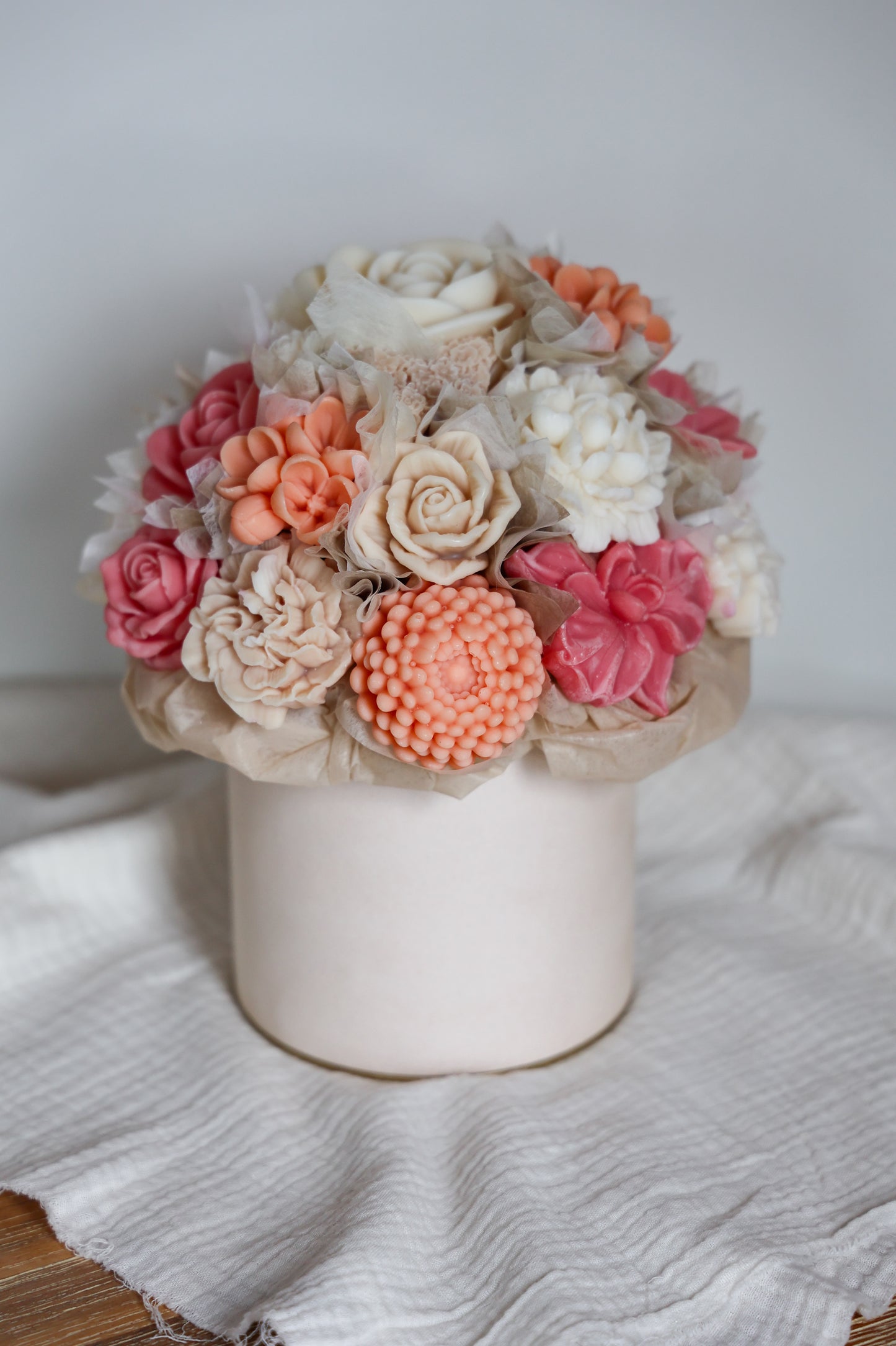 Blumenstrauß aus Wachsblüten Samt Peach/Melon