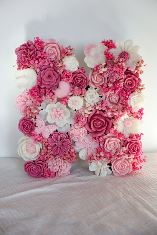 Buchstabe aus Wachsblüten