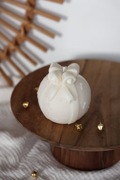 Weihnachtskugel mit Schleife