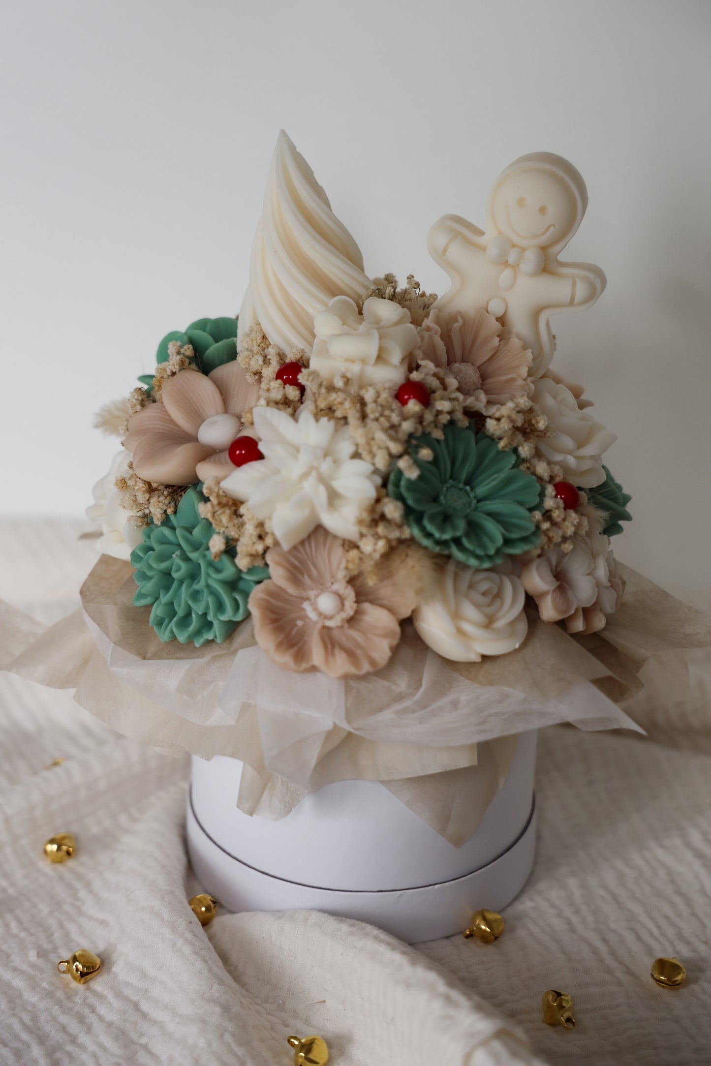 Weihnachtsblumenstrauß aus Wachs Tanne/Puder