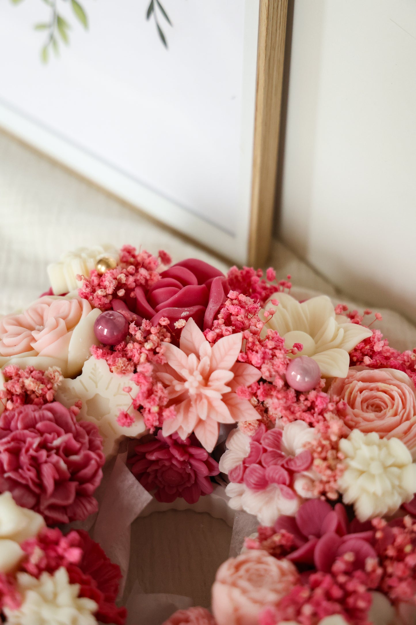 Großer Weihnachtskranz aus Wachsblüten