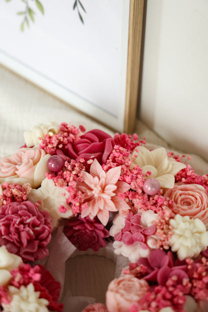 Großer Weihnachtskranz aus Wachsblüten