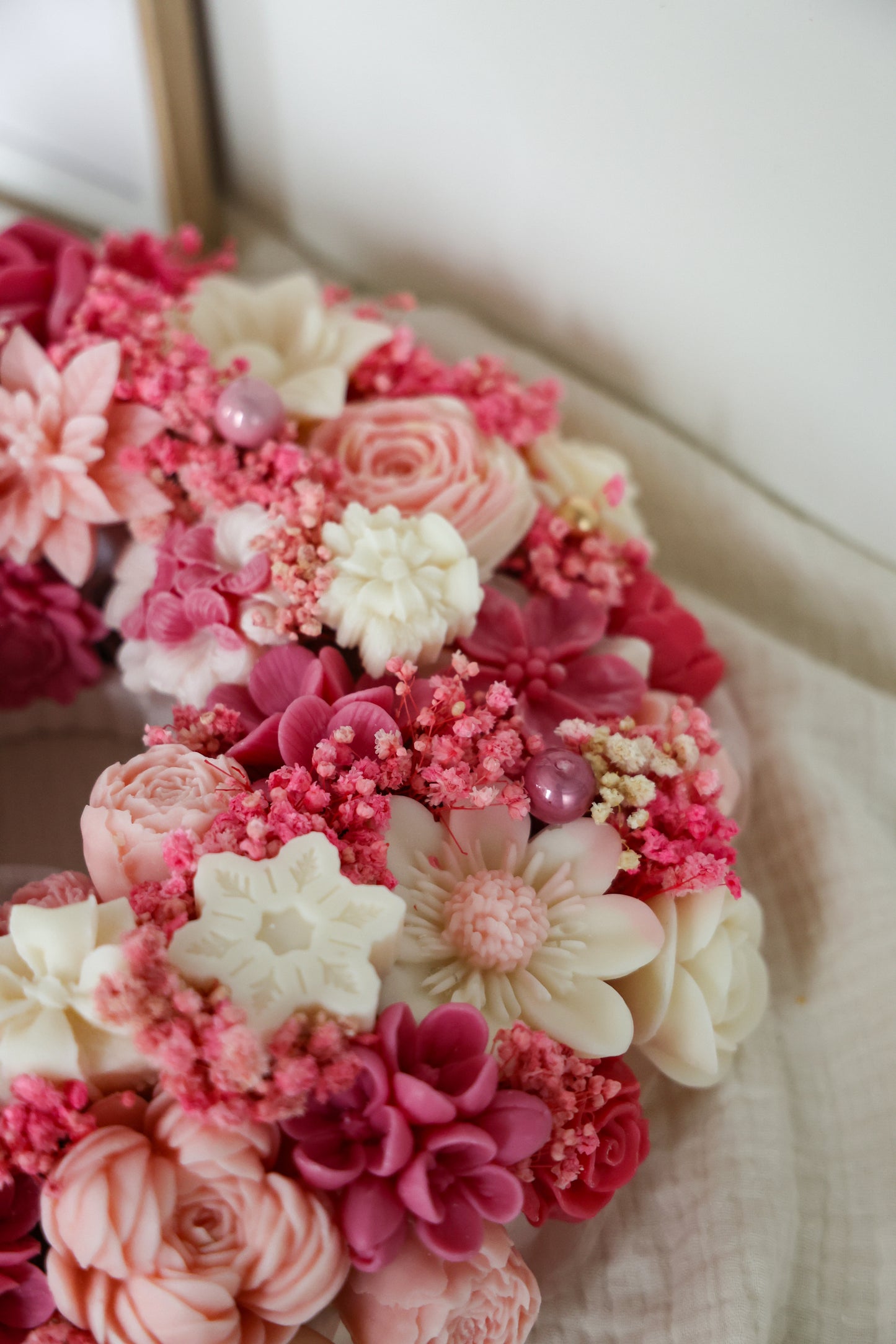 Großer Weihnachtskranz aus Wachsblüten