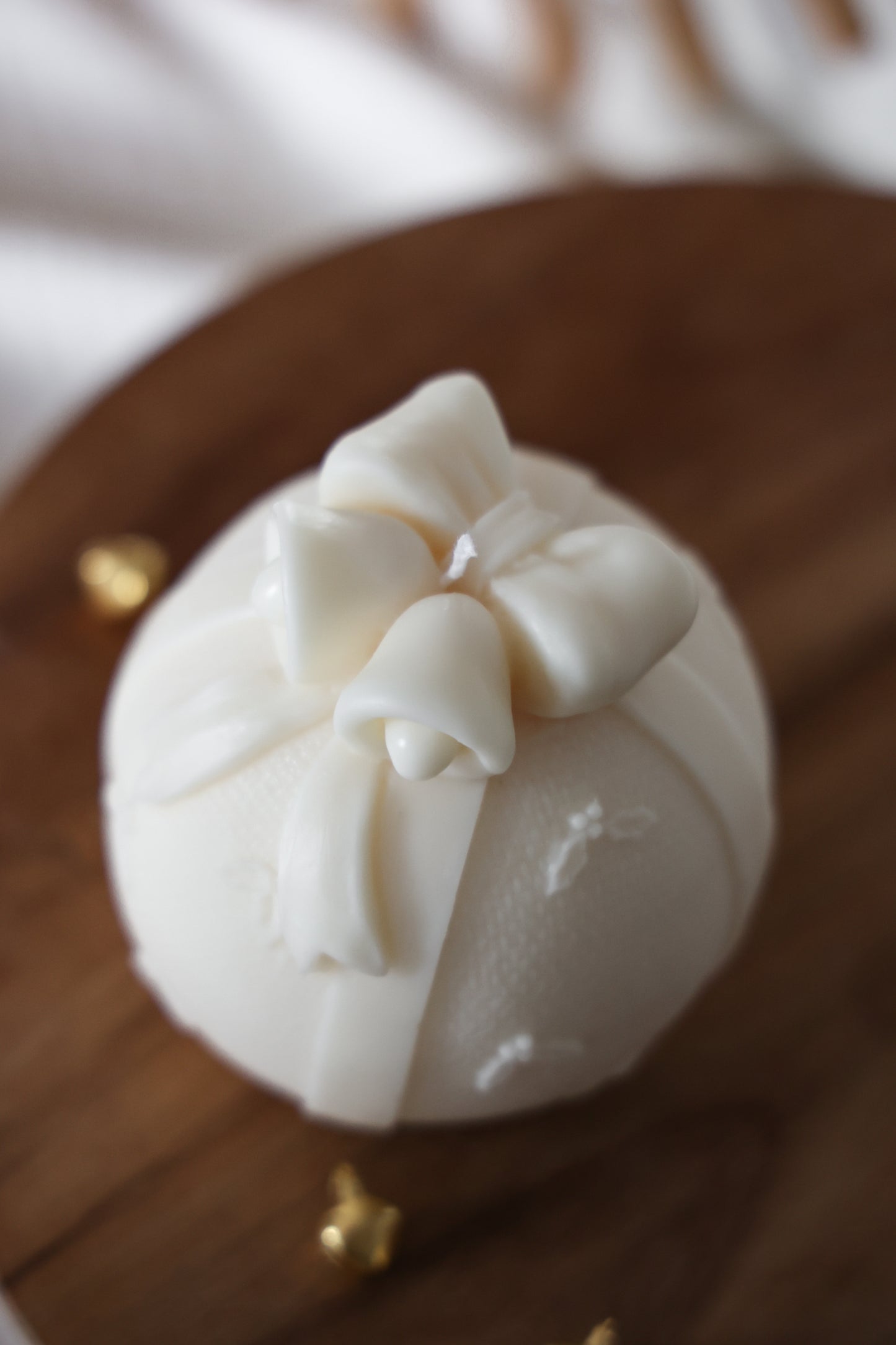 Weihnachtskugel mit Schleife