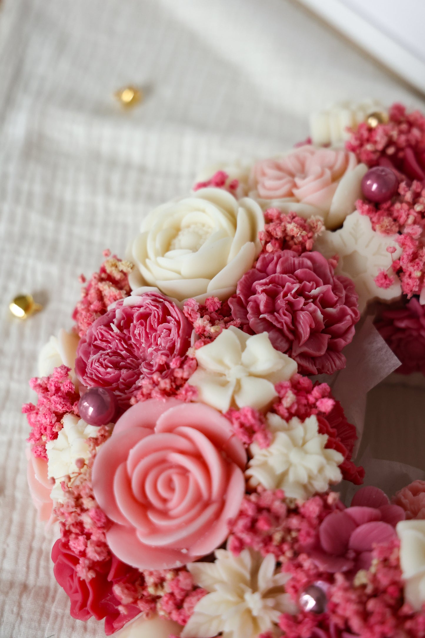 Großer Weihnachtskranz aus Wachsblüten