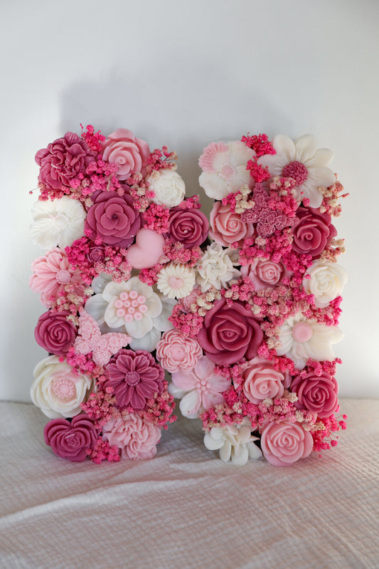 Buchstabe aus Wachsblüten