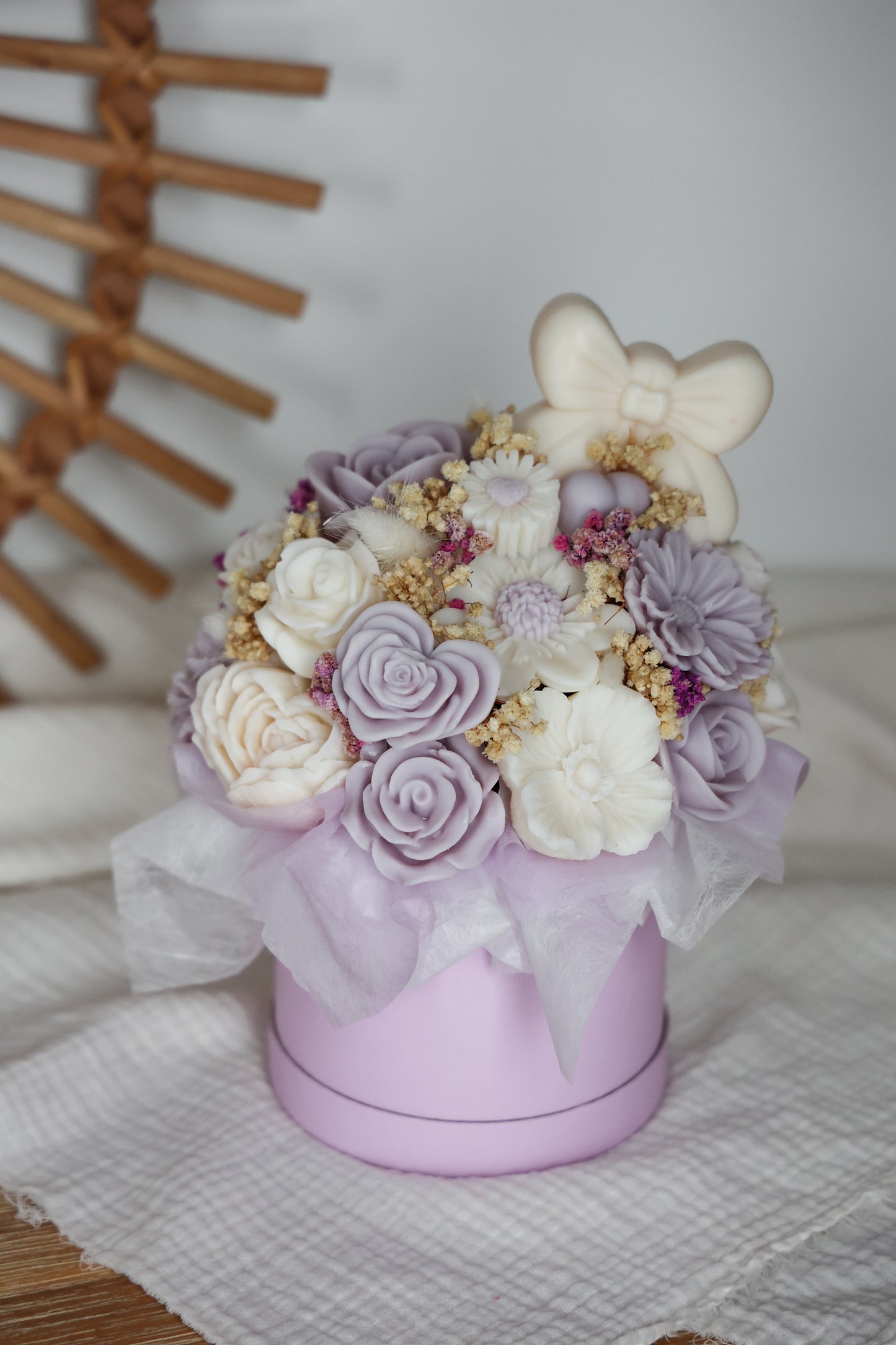 Blumenstrauß aus Wachsblüten Flieder