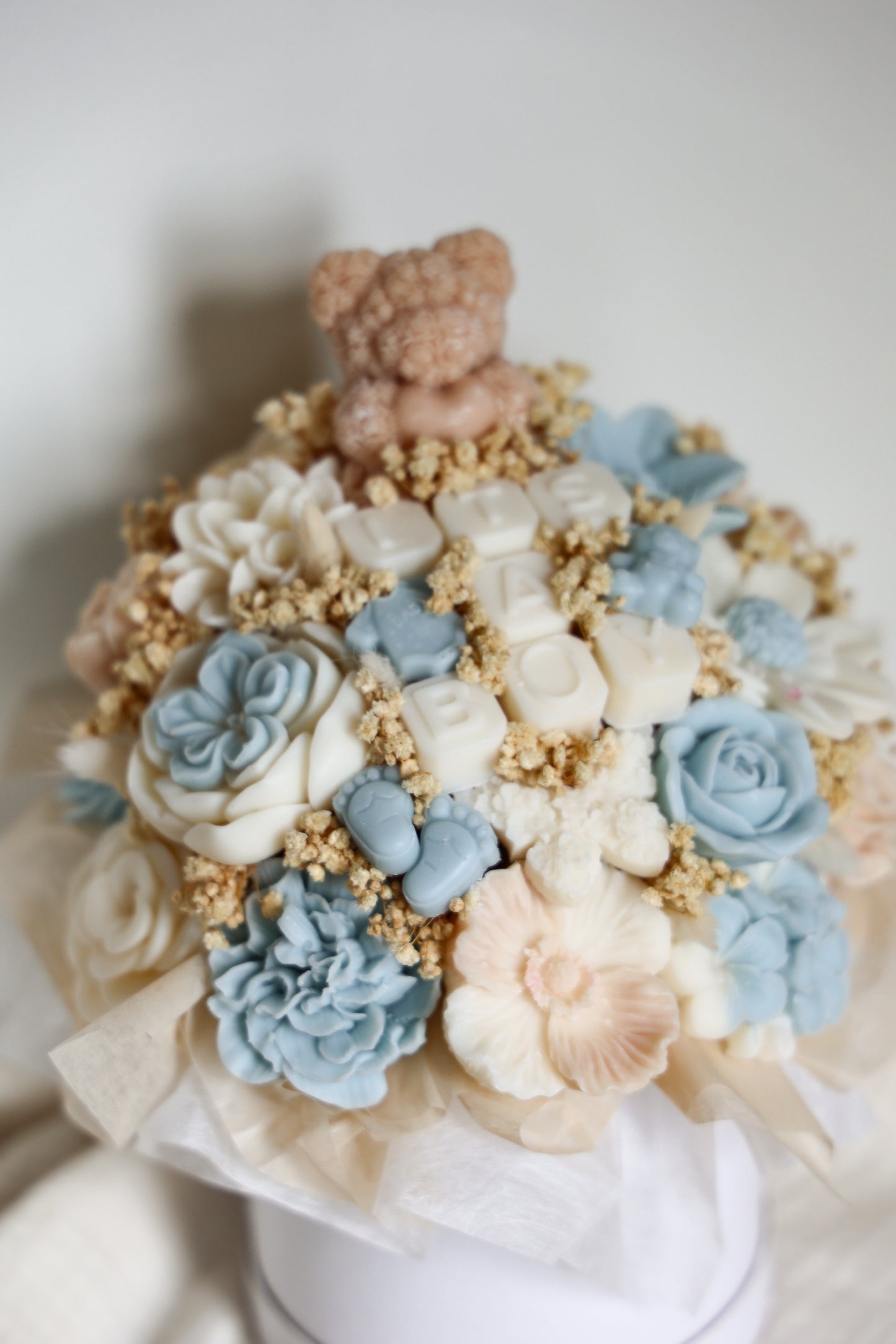 Blumenstrauß „It’s a boy“ aus Wachsblüten