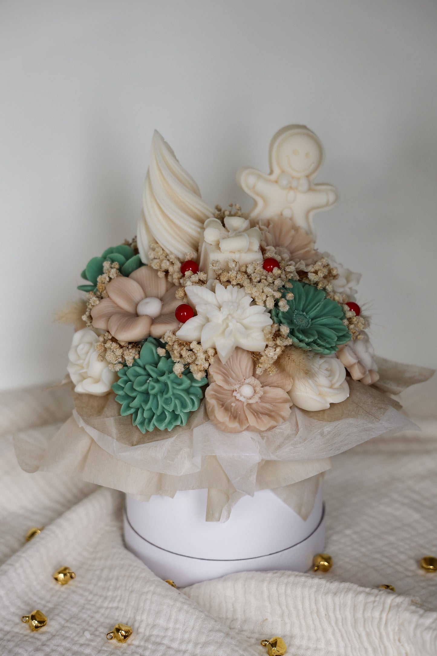 Weihnachtsblumenstrauß aus Wachs Tanne/Puder