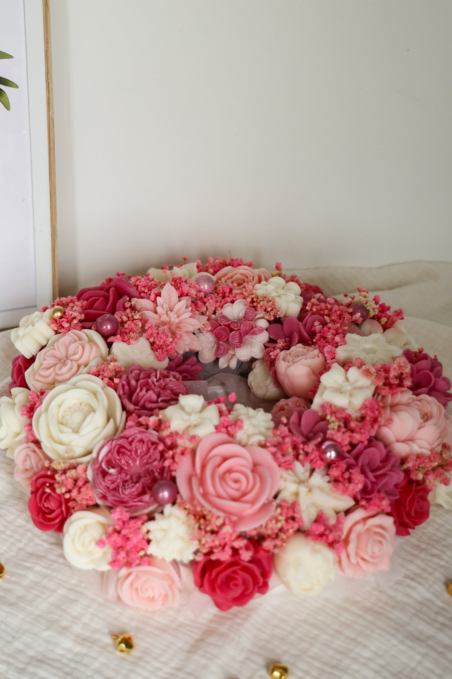 Großer Weihnachtskranz aus Wachsblüten