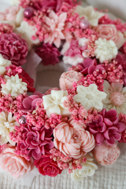 Großer Weihnachtskranz aus Wachsblüten