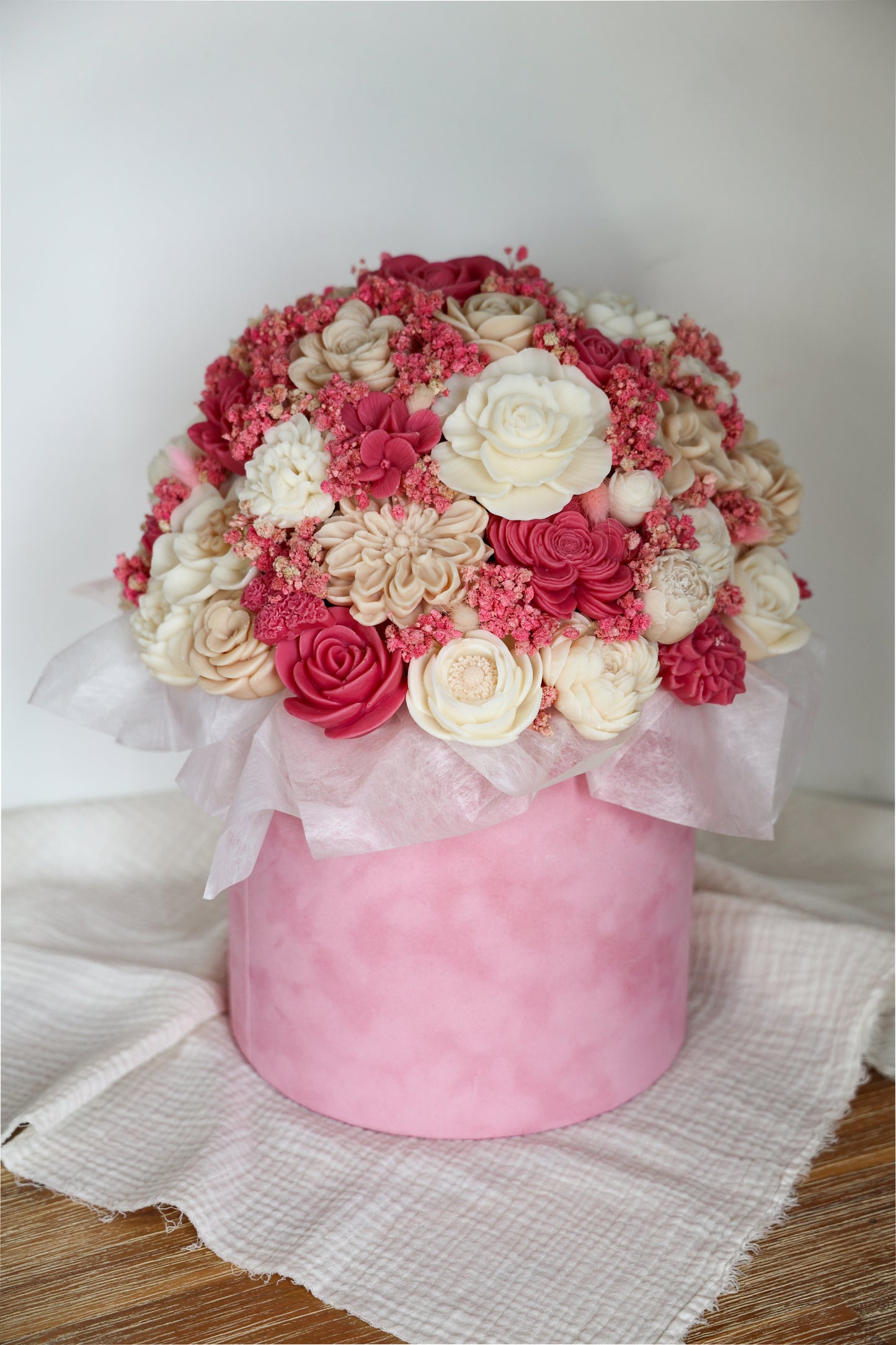 XXL Blumenstrauß aus Wachsblüten Samt Puder/Berry