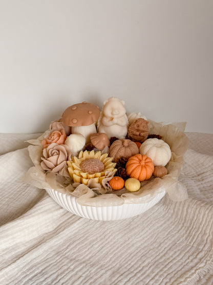 Herbstschale aus Wachsblüten