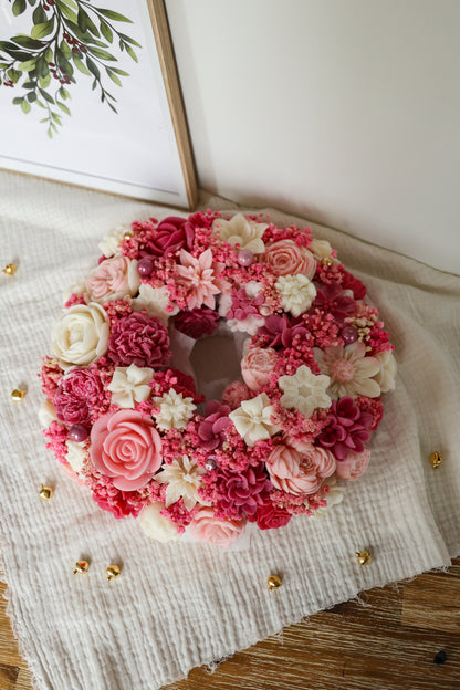 Großer Weihnachtskranz aus Wachsblüten