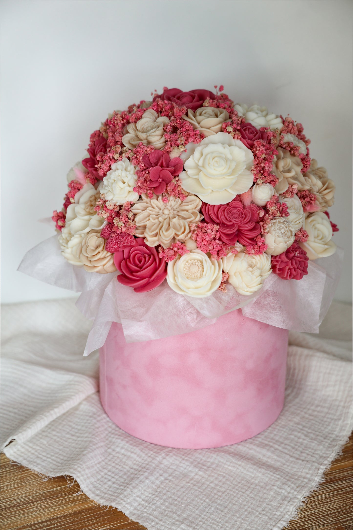 XXL Blumenstrauß aus Wachsblüten Samt Puder/Berry