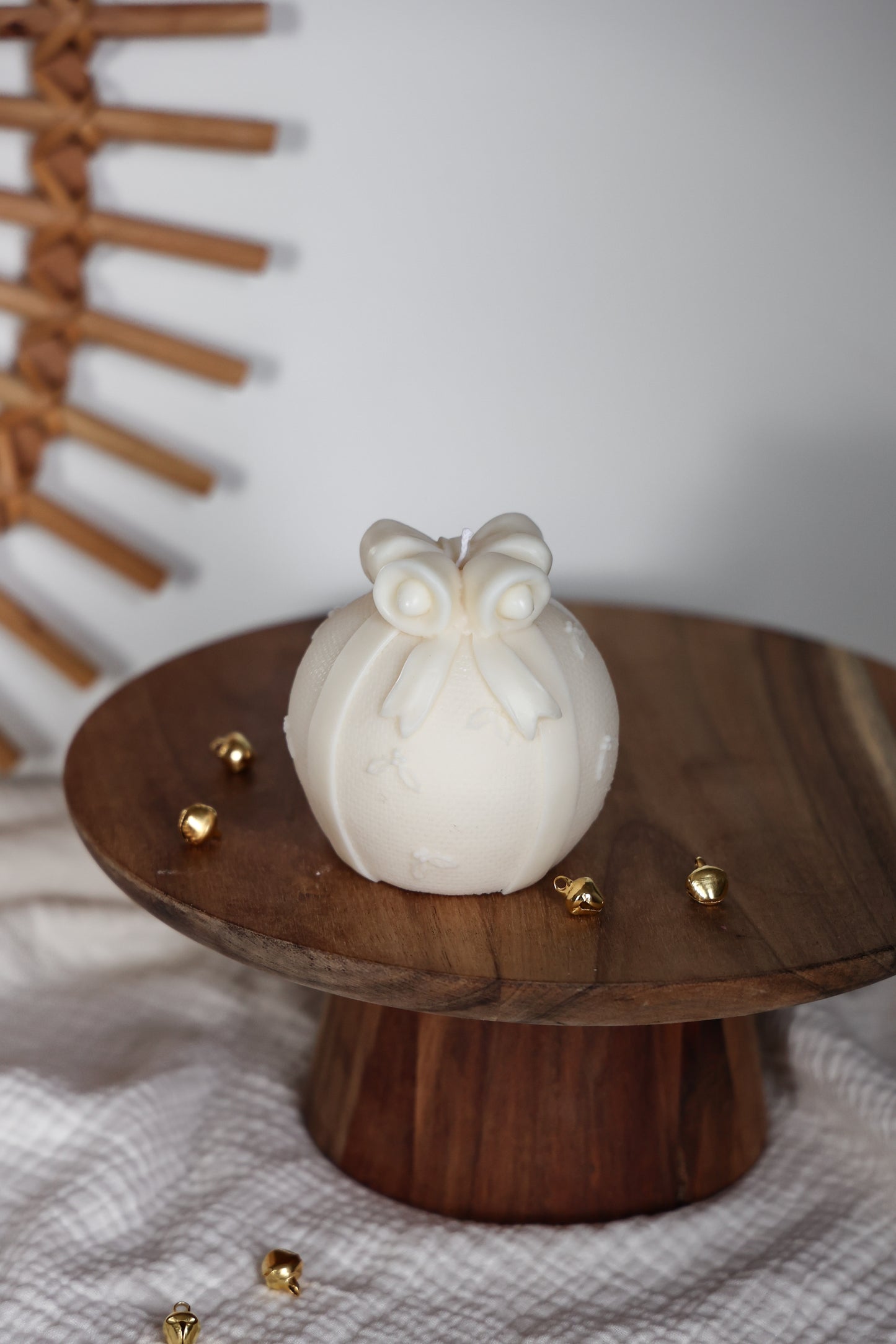 Weihnachtskugel mit Schleife